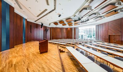 Ludwig-Dürr-Saal in Parlamentbestuhlung – Blick von der Bühne ins Auditorium