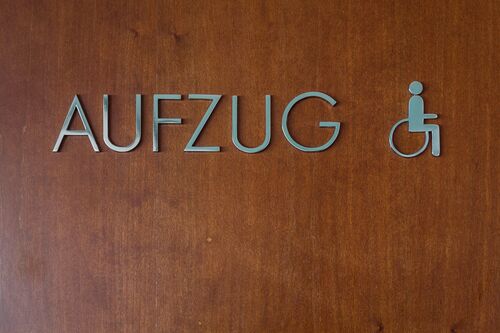 Aufzug + Rollstuhl-Symbol