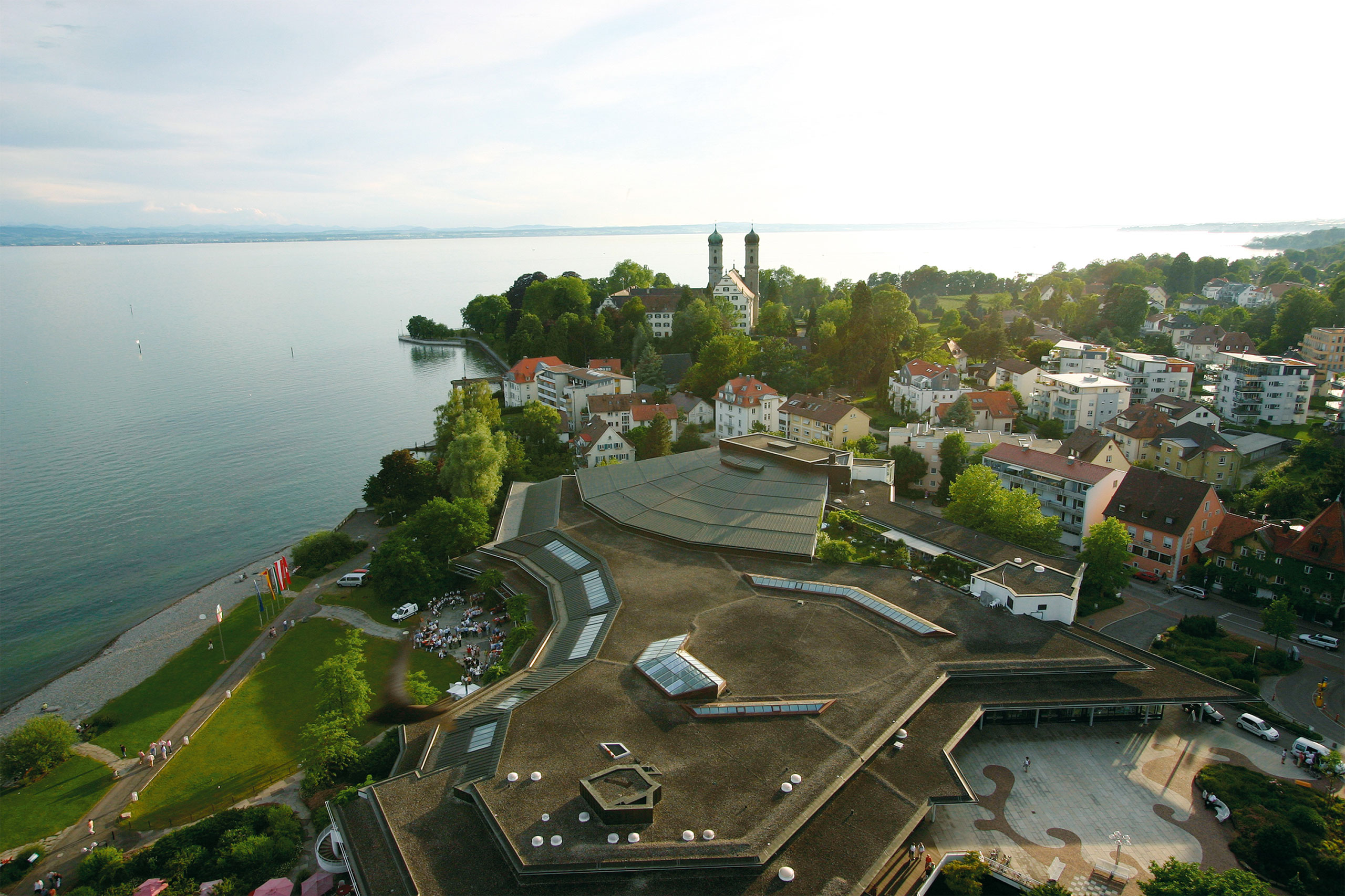 Luftaufnahme des GZH mit Blick nach Westen und über den See