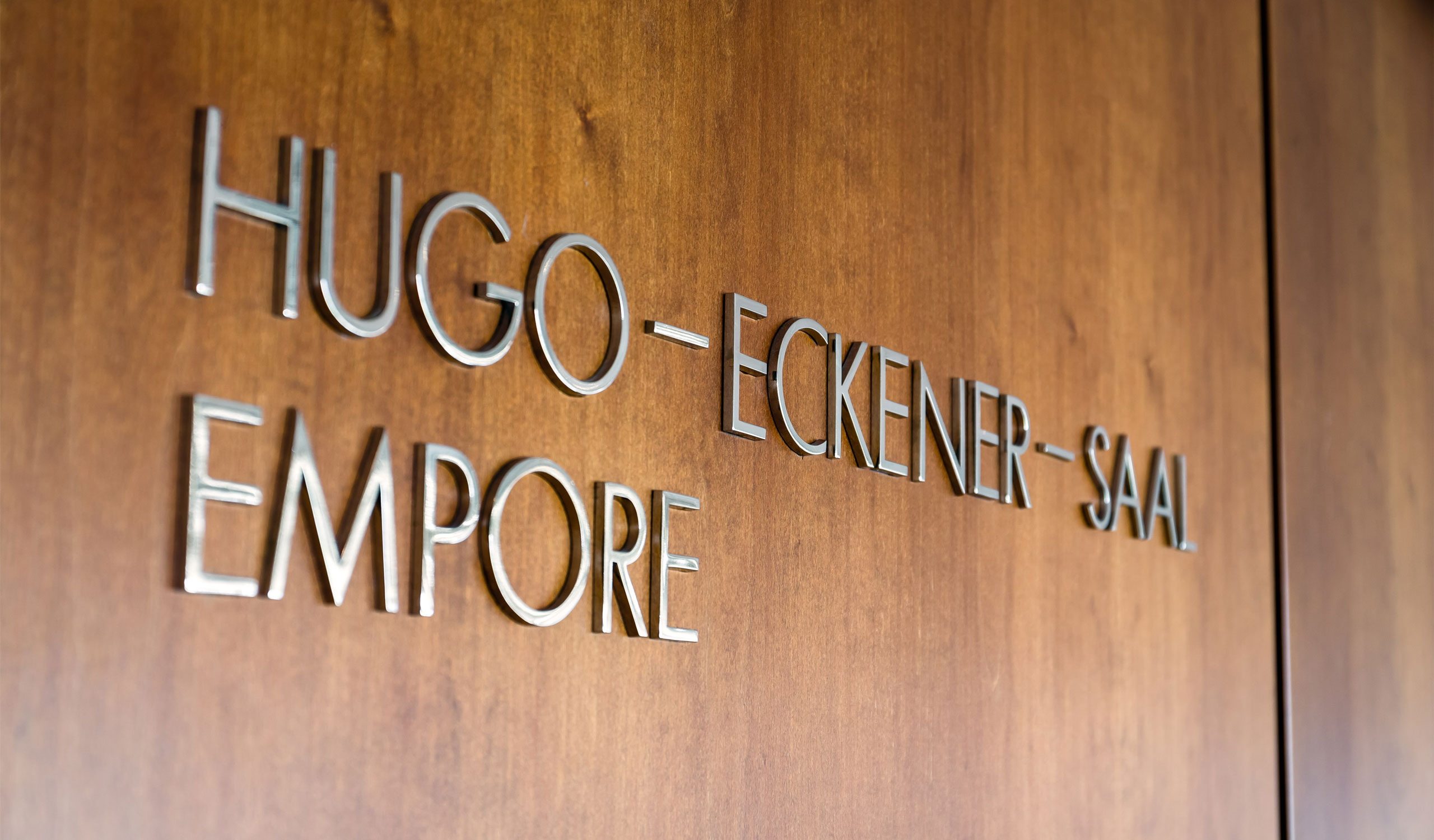 Hugo-Eckener-Saal Schild Empore