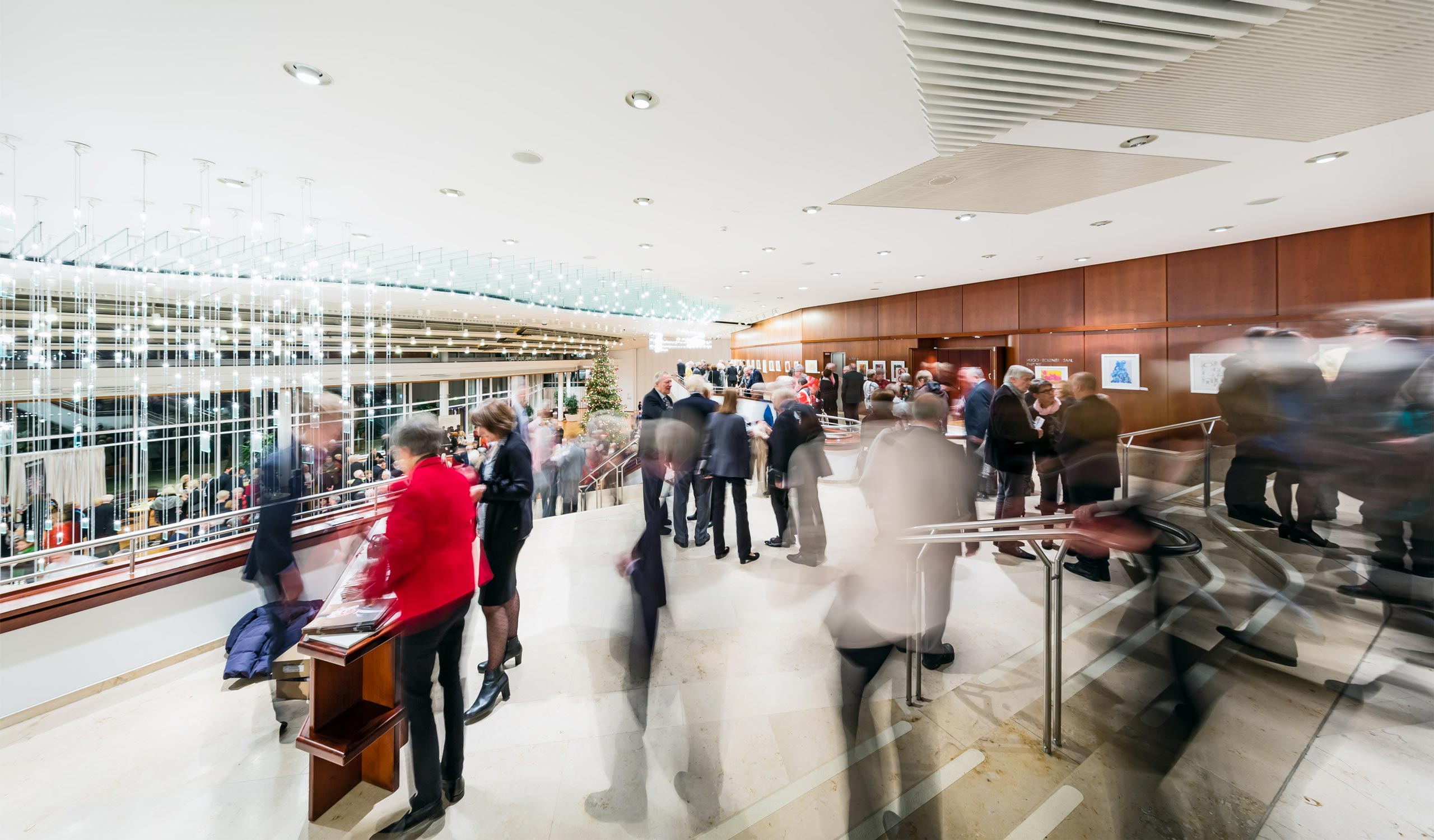 Foyer Hugo-Eckener-Saal mit Menschen